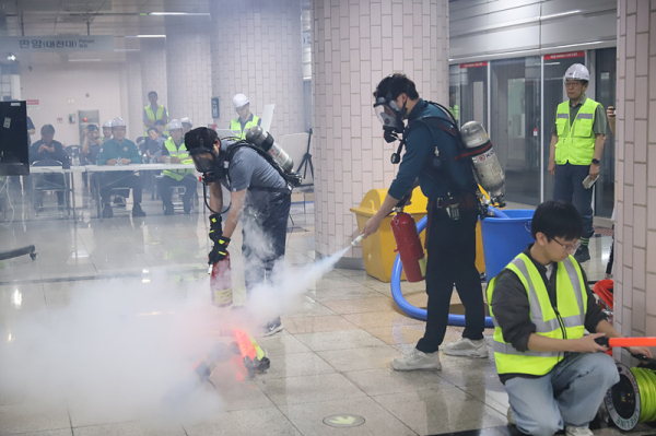 지난 22일, 판암역 승강장에서 “열차내 개인형 이동장치 화재 및 역사 정전”에 대비한 “2025년 재난대비 상시훈련” 실시