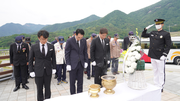 이완섭 서산시장이 보훈 단체 회원 30명과 함께 23일 국립대전현충원을 찾아 순국선열의 넋을 기렸다.