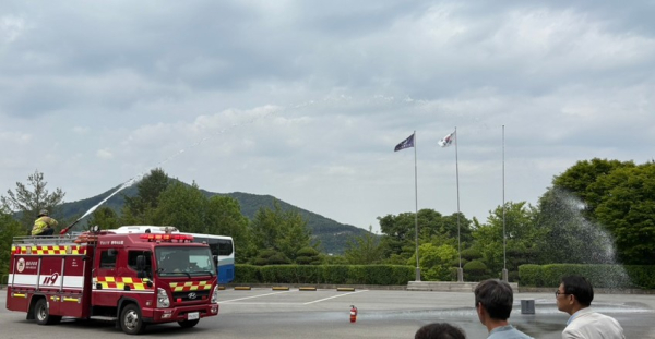화재대피 및 밀폐공간작접 긴급구조훈련 진행 모습