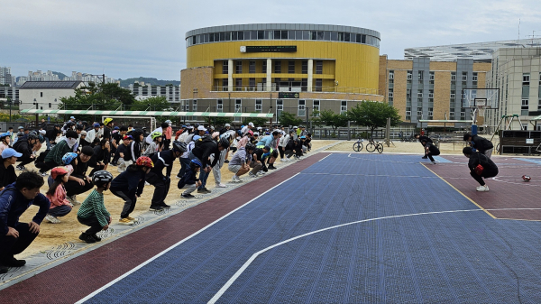 연양초 교육가족 자전거 축제 참가자들이 준비운동을 하고 있다.