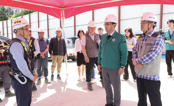 박희조 동구청장이 성남동1구역 재개발 공사현장에서 안전점검을 실시하고 있다.