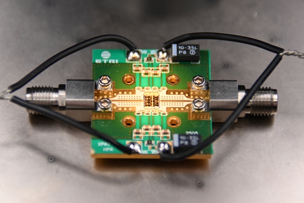 ETRI가 개발한  X-대역 질화갈륨(GaN) 전력증폭기 MMIC 칩을 측정지그에 적용한 모습