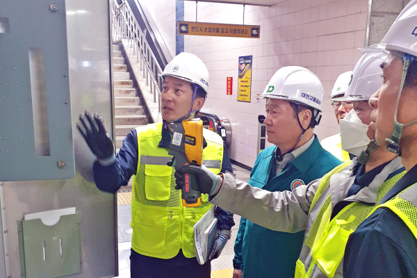연규양 대전교통공사 사장(왼쪽에서 2번째)이 도시철도 시청역을 방문하여 경영진 주관 2025년 집중 안전특별점검을 실시했다.