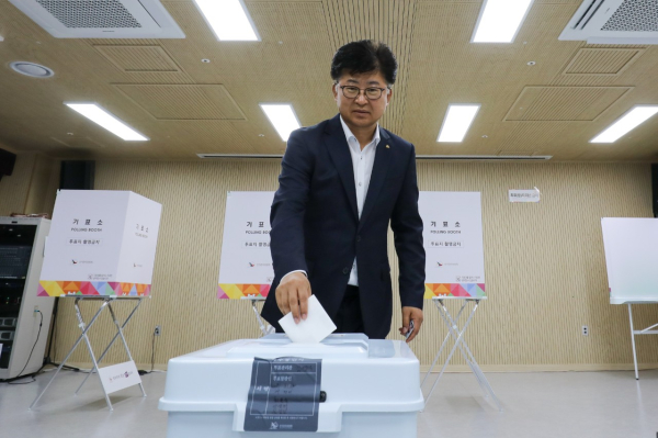 최충규 대덕구청장이 29일 중리근린공원 복합문화센터에 마련된 제21대 대통령 선거 사전투표소에서 소중한 한 표를 행사하고 있다.