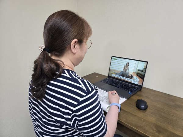 돌봄 제공기관 종사자가 이러닝 교육을 수강하고 있다