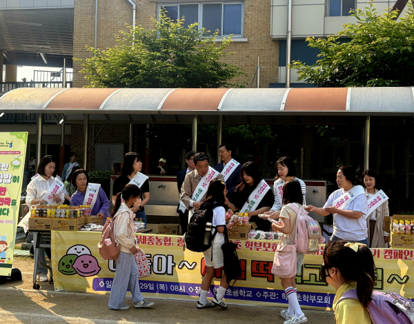 참여기관 관계자들이 아이들에게 떡과 음료를 나눠주고 있다.