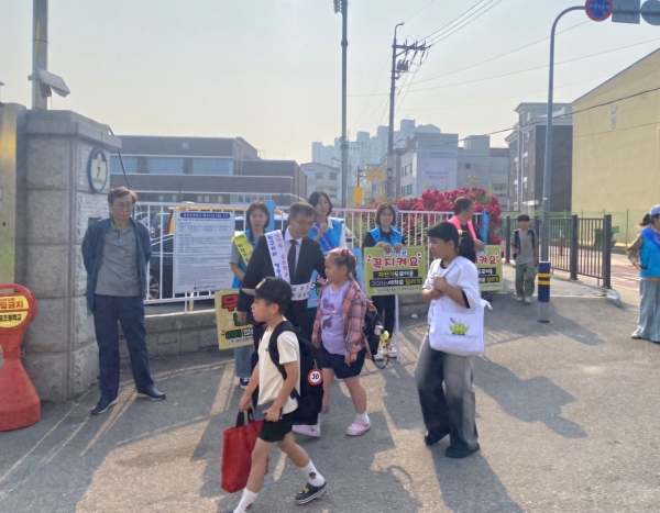 교통안전 및 학교폭력예방 캠페인 진행 모습