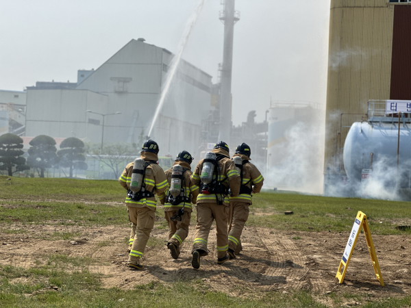 29일 태안발전본부에서 ‘2025년 재난대응 안전한국훈련’을 진행했다. 사진은 발전소 화재 상황을 가정한 훈련 장면