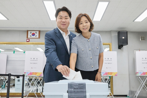 오세현 아산시장 부인과 사전투표로 소중한 한 표 행사 모습