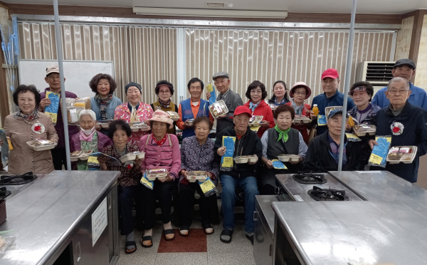 농촌체험 활용 치매예방 프로그램 진행 단체사진