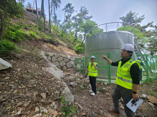 지난 21일 진흥원 합동 점검반원이 국립익산치유의숲에서 집중호우 대비 토사 유실 유무 등 사면 안정화 여부에 대해 점검하고 있다