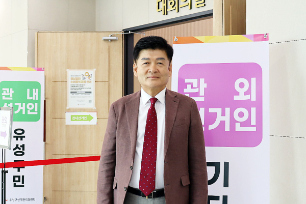 김동수 유성구의회 의장, 투표 참여 독려 모습