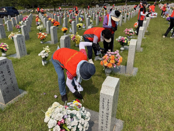 호국보훈의 달 맞아 국립대전현충원 봉사활동 진행 모습