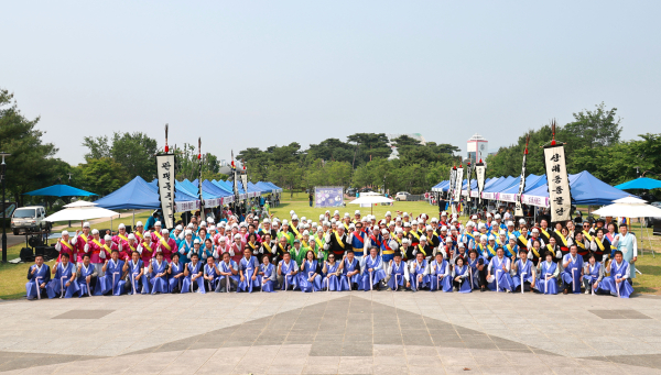 30일 열린 ‘2025 유성단오제‧한마음 풍물대동제’에서 정용래 유성구청장이 참여자들과 기념촬영