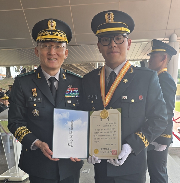 육군참모총장상 수상한 변정현 하사(오른쪽)