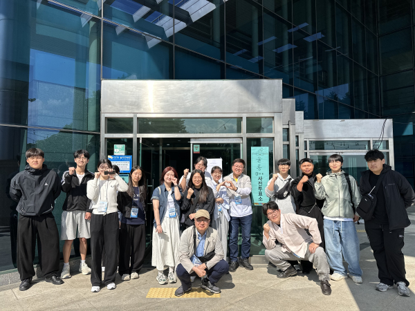 사전 투표 후 학생들과 함께 단체 사진