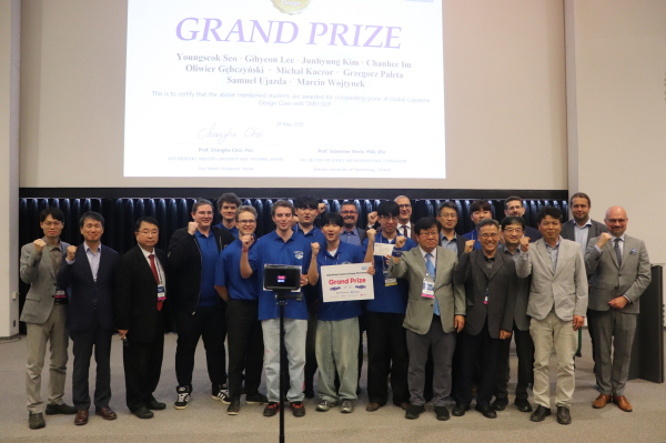 최우수상은 드론 기술을 활용한 ‘Ctrl+Fly’ 팀이 기념 촬영을 했다