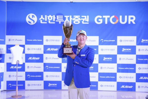 ‘2025 신한투자증권 GTOUR’ 4차 대회 시상식에서 우승자 김홍택이 기념사진을 촬영하고 있다