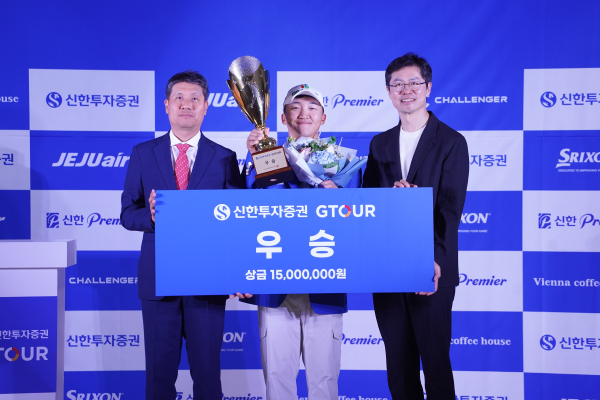 ‘2025 신한투자증권 GTOUR’ 4차 대회 시상식에서 (왼쪽부터)골프존 박강수 대표, 우승자 김홍택, 신한투자증권 자산관리영업본부 박세현 본부장이 기념사진을 촬영하고 있다.