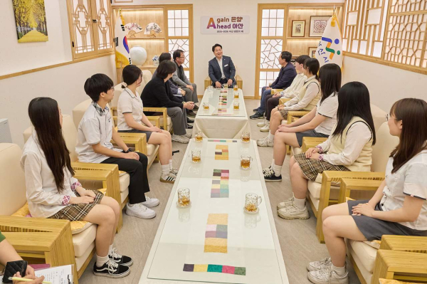 모나美(모나미) 성금 전달식 후 기념 촬영을 하고 있다.