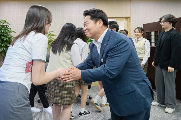 모나美(모나미) 성금 전달식 후 기념 촬영을 하고 있다.