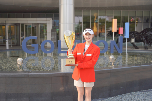 ‘2025 롯데렌터카 WGTOUR’ 4차 대회 우승자 양효리가 경기가 열린 골프존조이마루에서 우승 트로피를 들고 기념사진을 촬영하고 있다.