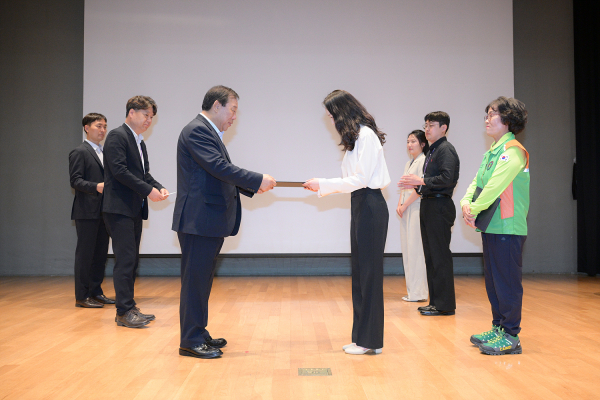'세종 1등 청렴인' 서민아 보건환경연 연구사 선정 시상 모습