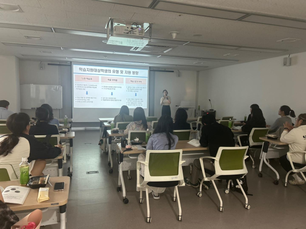 새롬종합복지센터에서 중등교사를 대상으로 ’모두가 행복한 교실 만들기’ 주제로 열린 담임선생님으로서 적용할 수 있는 학급 중심형 기초학력 향상 프로젝트 강연을 듣고 있는 모습