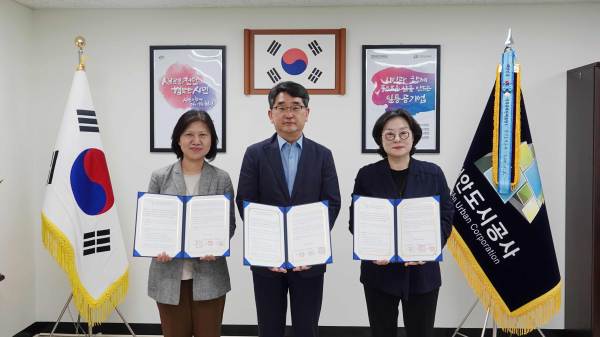 천안녹색소비자연대‧천안NGO센터와 조화 감축 추진 업무협약 체결 모습