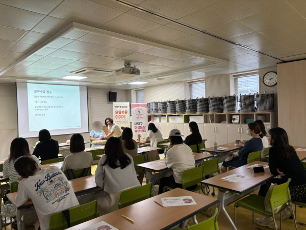 모유 수유 특강에 참여한 임신부 및 수유부들이 교육에 참여하고 있다