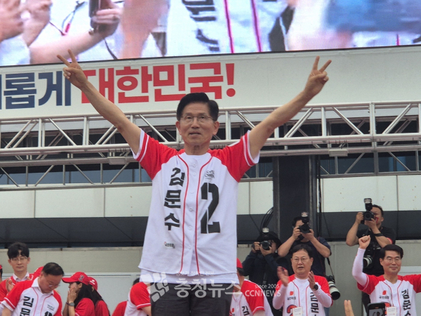 김문수 국민의힘 대선 후보가 제21대 대통령 선거를 하루 앞둔 2일 대전을 찾아 막판 지지를 호소하고 있다.