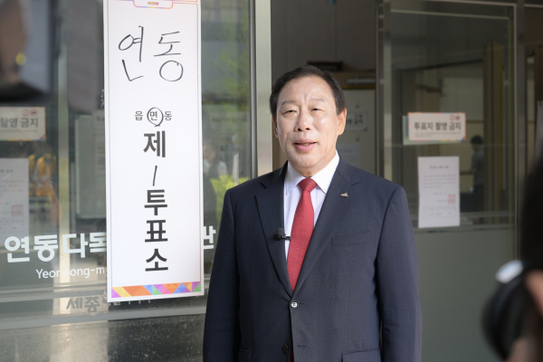 최민호 시장, 3일 연동면 행복누림터 투표소 방문 투표 참여 모습