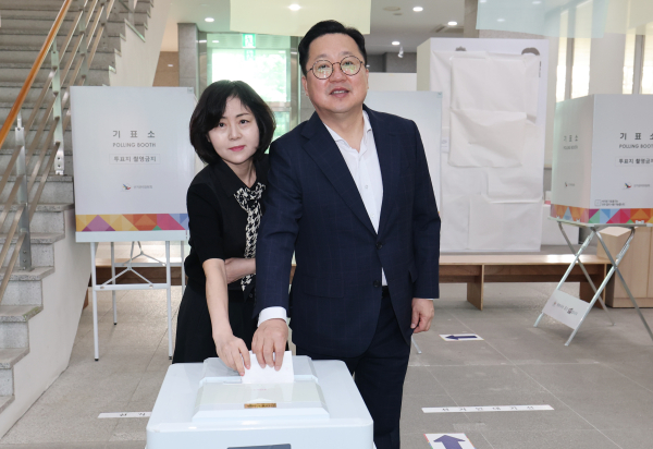 3일 오전 8시쯤 이장우(오른쪽부터) 대전시장과 김세원 여사가 대전 동구 소제동 전통 나래관에 마련한 제21대 대통령 선거 투표장에 투표를 마치고, 투표함에 투표 용지를 넣고 있다.