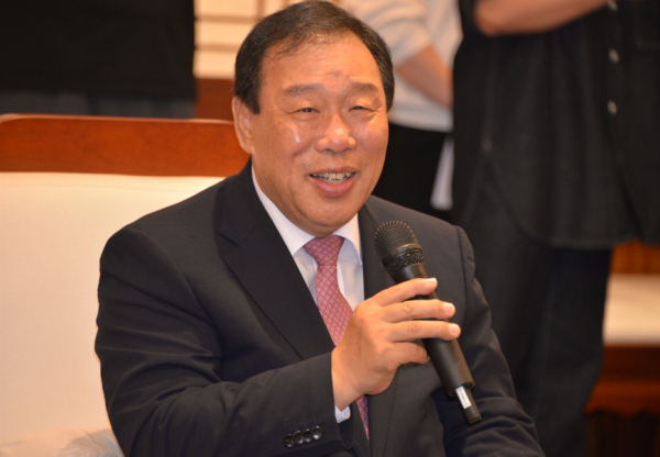 인사하는 최민호 세종시장