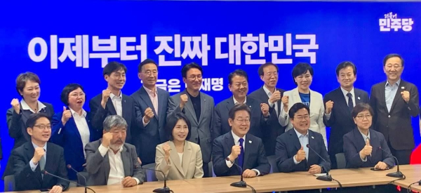 이재명 대통령 당선인과 중앙선대위 핵심인사들