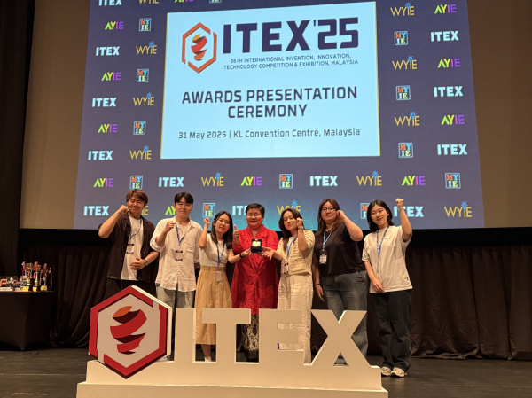 금상, 은상, 특별상을 수상한 학생과 상패 및 상장을 들고 쿠알라룸푸르 전시회 장소를 배경으로 기념사진 촬영했다