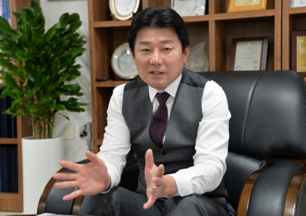 인터뷰하는 국민의 힘 이준배 전 후보<br>