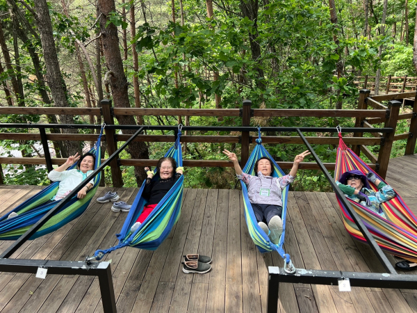 국립양평치유의숲에서 ‘숲멍해먹’ 프로그램을 고객이 자율 체험하고 있다.
