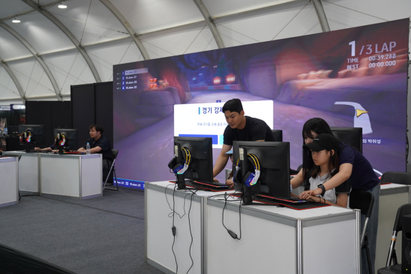 ‘2025 천안 K-컬처박람회’를 찾은 관람객들이 게임 전시관에서 카트라이더 게임을 하고 있다.