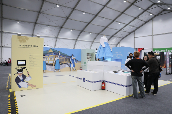2025 천안 K-컬처박람회’를 찾은 관람객들이 웹툰 전시관을 둘러보고 있다.