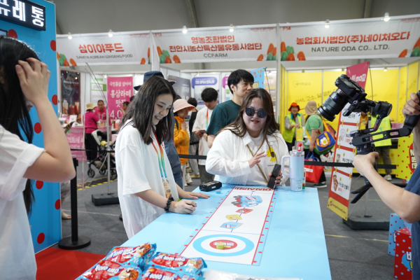 ‘2025 천안 K-컬처박람회’를 찾은 관람객들이 푸드 전시관을 찾은 관람객들이 팝업스토어 이벤트에 참여하고 있다