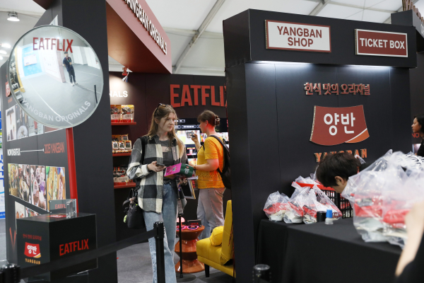 문화체육관광부 K-인플루언서, 코리아넷 명예기자단이 ‘2025 천안 K-컬처박람회’ 푸드 산업전시관에서 관련 제품을 둘러보고 있다.