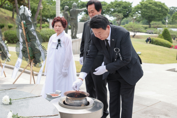 제70회 현충일 추념식에서 분향하는 오성환 시장