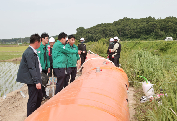 튜브형 침수 방지 차수매트 설치 훈련 모습