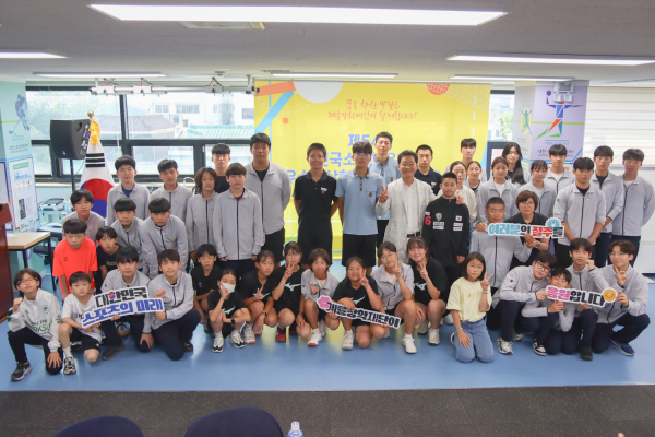 이승찬 계룡장학재단 이사장과 전국소년체육대회 우수입상학생들이 장학금 시상 후 기념사진