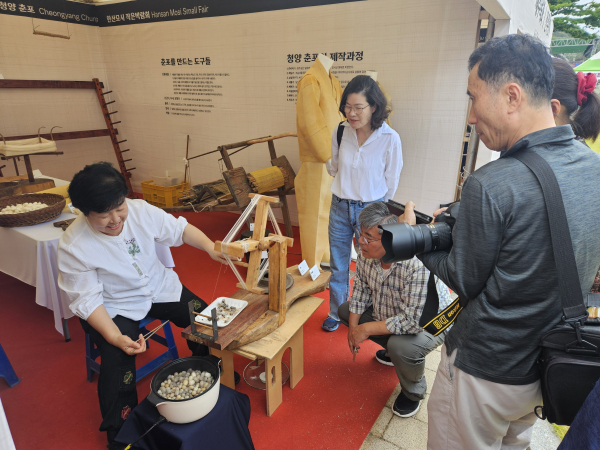 2024년 한산모시문화제 공개행사에서 춘포짜기 전승교육사 김희순씨의 모습