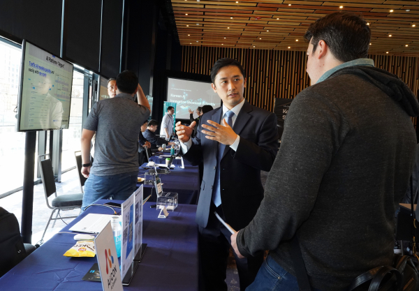 비즈니스 부스에서 상담하고 있는 에이아이컨트롤 박준형 대표