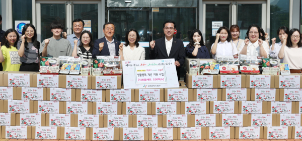 생활행태 개선 지원사업 식료품 세트 앞 기념촬영 모습