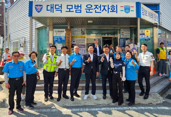 (사진 왼쪽 여섯 번째부터) 전석광 대덕구의회 의장, 최충규 대덕구청장 및 관계자들이 어르신 孝 나들이 행사 후 기념사진 촬영