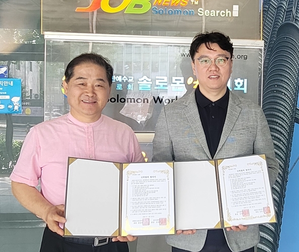 왼쪽부터 김동연 대표(분홍색 셔츠), 우 원상연 교수